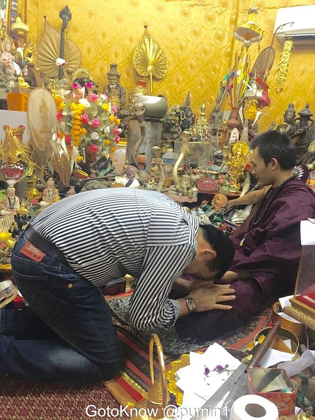 ท่านภูมินทร์ วรปัญญา กราบครูบาเจ้าน้อยตาทิพย์(ครูบาเอกชัย อริยเมธี)