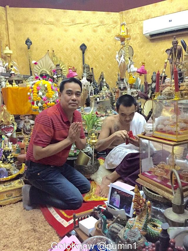 ท่านภูมินทร์ วรปัญญา กราบครูบาเจ้าน้อยตาทิพย์(ครูบาเอกชัย อริยเมธี)