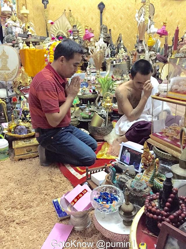 ท่านภูมินทร์ วรปัญญา กราบครูบาเจ้าน้อยตาทิพย์(ครูบาเอกชัย อริยเมธี)