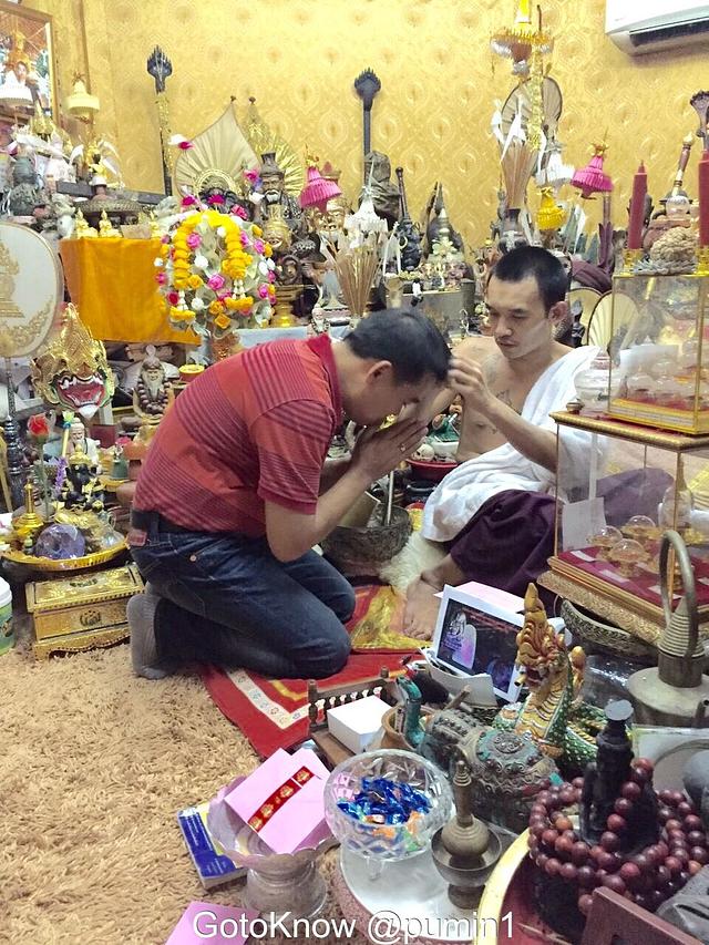 ท่านภูมินทร์ วรปัญญา กราบครูบาเจ้าน้อยตาทิพย์(ครูบาเอกชัย อริยเมธี)