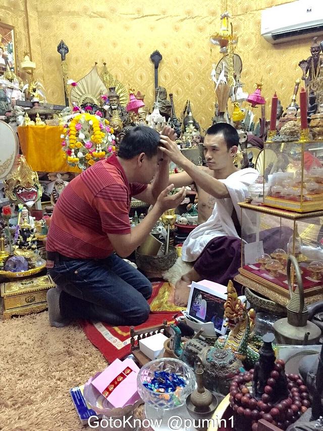 ท่านภูมินทร์ วรปัญญา กราบครูบาเจ้าน้อยตาทิพย์(ครูบาเอกชัย อริยเมธี)