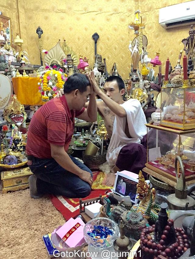 ท่านภูมินทร์ วรปัญญา กราบครูบาเจ้าน้อยตาทิพย์(ครูบาเอกชัย อริยเมธี)
