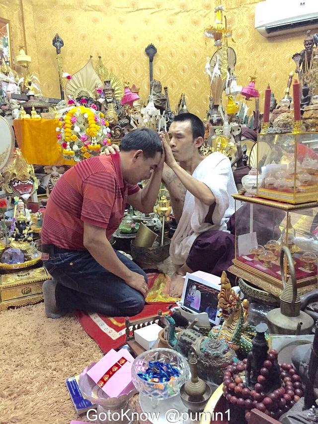 ท่านภูมินทร์ วรปัญญา กราบครูบาเจ้าน้อยตาทิพย์(ครูบาเอกชัย อริยเมธี)